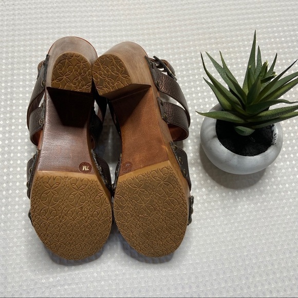 JOHNSTON & MURPHY - Metallic Bronze Platform Heels - Picture 4 of 6